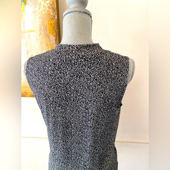 WHITE HOUSE BLACK MARKET WOMEN BLACK & WHITE SLEEVELESS WRAP TOP SIZE SMALL EUC - Picture 5 of 11